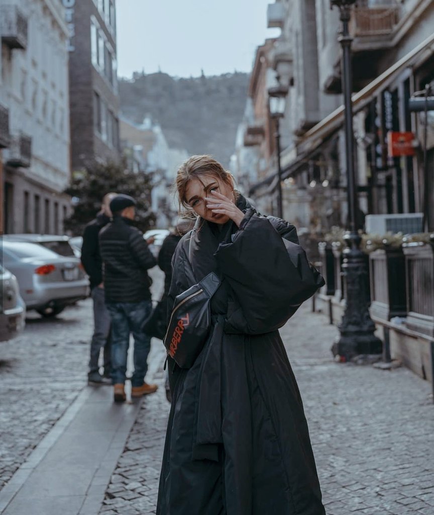 ما تعثرتُ ارتباكاً يا حصى 
أو جنوحاً لاختصارِ الألفِ ميل
 ليس ذنبي أنَّ دربي ما استوى
كان ذنبي ثوبُ أحلامي طويل ♩❥

.

.