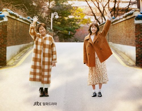 orrrrrrrrr_'s tweet photo. 대단하지 않은 하루가 지나고, 또 별거 아닌 하루가 온다 해도 인생은 살 가치가 있습니다. 후회만 가득한 과거와 불안하기만 한 미래 때문에 지금을 망치지 마세요.오늘을 살아가세요. 눈이 부시게, 당신은 그럴 자격이 있습니다.누군가의 엄마였고, 누이였고, 딸이었고, 그리고 나였을 그대들에게. https://t.co/JcFYgLVqVM