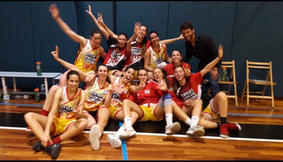 JP_Torralba's tweet photo. Seguim fent passes endevant i creixent.Hem d'estar contents de la resposta i l'actitud mental positiva de totes,especialment aqsta setmana.Anem entenent i buscant cada vegada més com ajudar l'equip, el col·lectiu x sobre l'individual.Enhorabona noies @geieguni
#juntessommesfortes https://t.co/aIN2oYhi1H