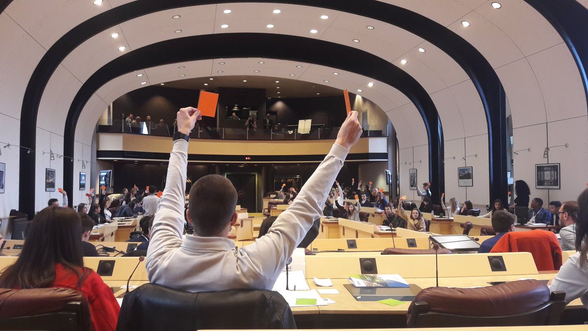 Aujourd'hui à Besançon pour une simulation du Parlement européen #simupe en simultané avec Dijon organisé par <a href="/EuropeBFC/">Maison de l'🇪🇺 en Bourgogne-Franche-Comté</a>. 200 élèves participants de l'<a href="/acbesancon/">Académie de Besançon</a> et de l'<a href="/AcademieDijon/">Académie de Dijon</a>. Bravo aux élèves et aux organisateurs !