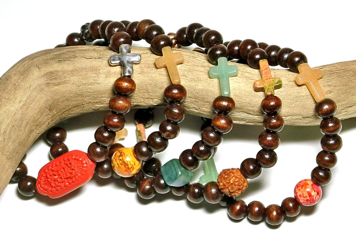 HighestTJewelry's tweet photo. My newest listing is this set of 5 bracelets. Take a look at https://t.co/o0sAhVVsIG and https://t.co/LwTlzVtePL #woodbeadbracelets #hippiechicbracelets #beadcrossbracelets #stackbracelets #setof5 #chicbohobracelets https://t.co/ts4ZioWcLi
