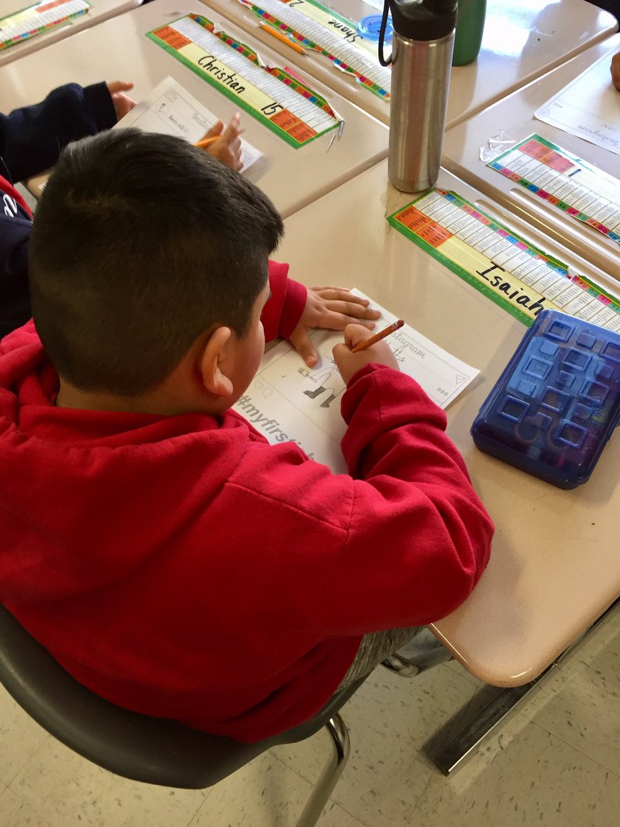 MsMurrayJML's tweet photo. Itβs Ask a Teacher Tuesday! I enjoyed answering questions posed by my students about my journey to becoming a teacher in LCPS. Now we are thinking about what the first day at our first job may look like! #spiritweek #CREyr #EC @CardinalRidgeES https://t.co/KJnCdZXV4F