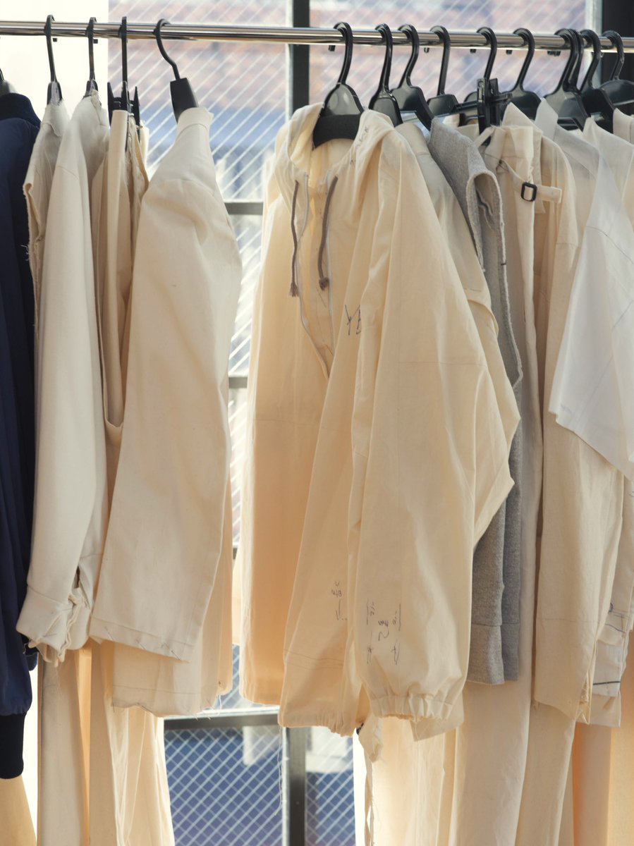 BRUTUS_mag's tweet photo. 【ファッション特集★発売中】物作りの現場を訪ねた企画「価値ある服が生まれる場所」。アトリエ編では2つのドメスティックブランド、〈BLAMINK〉と〈COMOLI〉の服作りの背景に迫ります。両デザイナーが考える、価値のある服とは？ #brutus #fashion #stylebook #19ss #blamink #comoli https://t.co/uY6P42QJDa