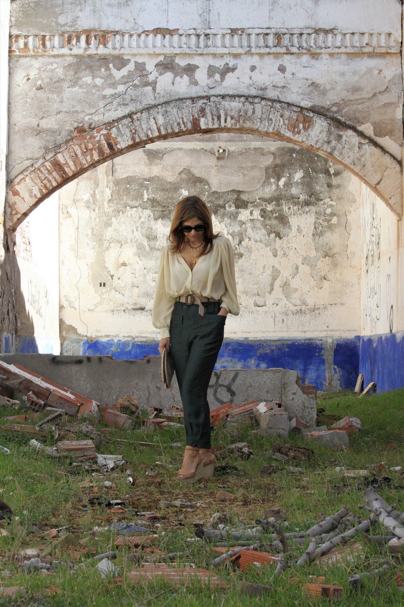cincuentayque's tweet photo. Hoy en mi blog👉https://t.co/ob6bfiCmKH un nuevo post sobre #LugaresQueHablan 🏭y un look en colores naturales https://t.co/UqVtTjSIw6