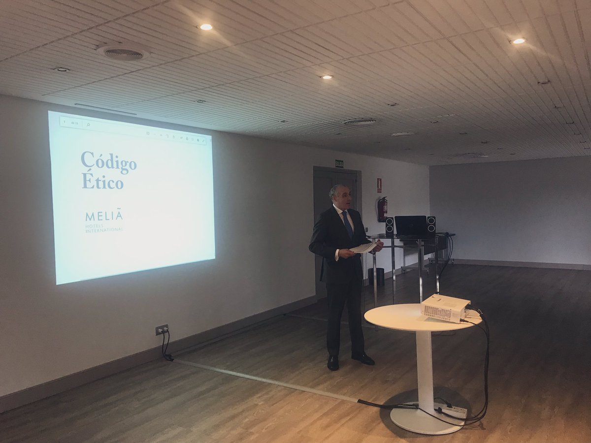 ZalasaFuentes's tweet photo. Nuestro Director nos transmite en el Comité de operaciones del @MeliaBarajas los #valores, principios y pautas de actuación recogidos en el #Códigoético #meliaspain #comunicacion #responsabilidadsocial #éticaempresarial https://t.co/wJcdM3vMmZ