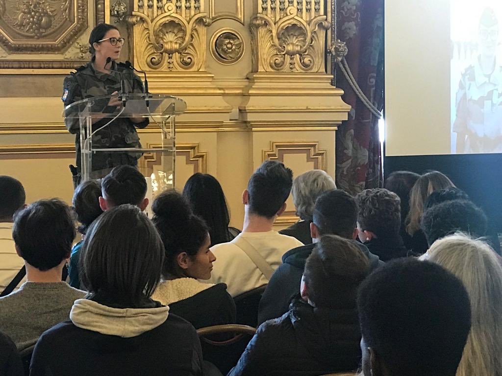 Gouv_mili_Lyon's tweet photo. « Être une femme militaire en opération extérieure n’est pas une contrainte. Homme ou femme, femme ou homme, nous portons tous le même treillis. »
La Lieutenant Camille revient sur ses 4 mois d’OPEX pour la conférence débat ’Réussite de femmes´ organisée par Carrel #PlanMixite https://t.co/DZbAmaL1L6