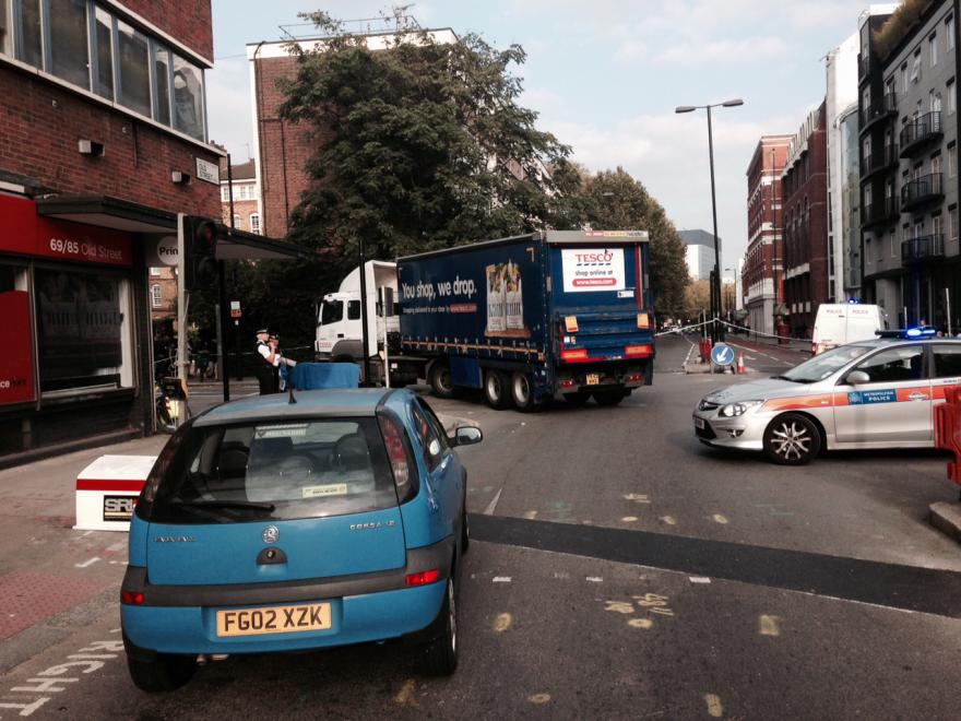 roadcc's tweet photo. Campaigners to form ‘people protected bike lane’ on Old Street in protest at lack of action by Islington Council, with safety improvements not due until late 2021 https://t.co/6SPdScYDOy #cycling https://t.co/jIyyU4Uftm