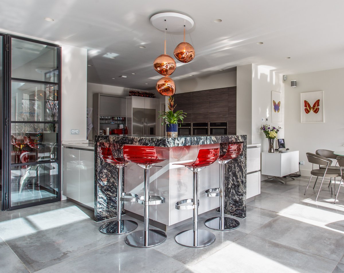 Stunning design & install by the team #Colliers using @CosentinoUK #SensaGranite & #Silestone worksurfaces, combined w/@NeffAppliances @Kaelo_UK & @falmecuk appliances. With glossy taupe & dark pine cabinetry = instant crush on this showstopper!
#Kitchens #Worthing @NeilMacPhoto