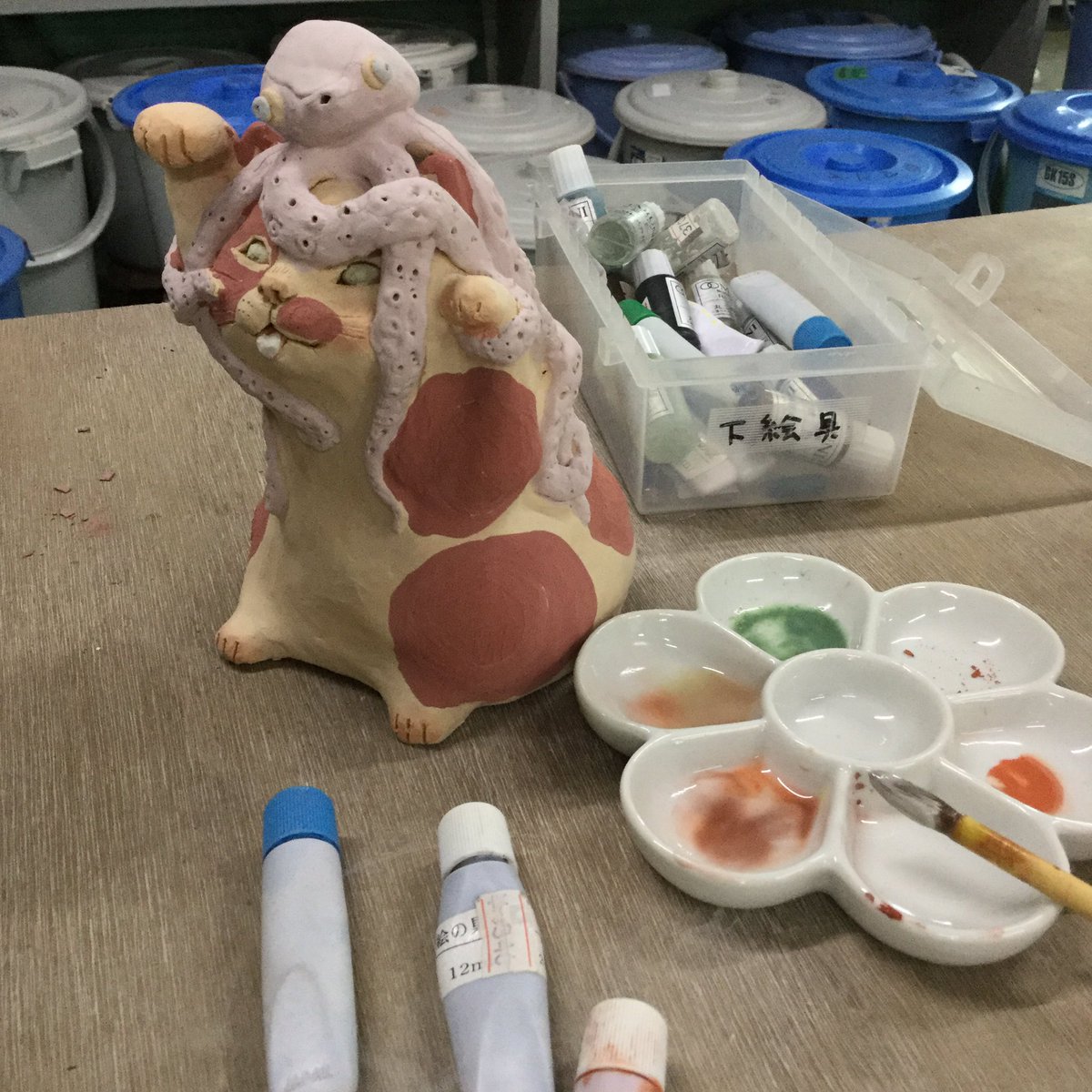 karinchan0815's tweet photo. 本日はホンダ陶芸で作業。
先月の本焼きした作品を受け取り、今回は多幸猫の釉薬掛け。焼き上がりが楽しみ❣️そしてクレヨンの下絵付けも良い風に焼きあがっていました🌟😆🌟 https://t.co/0fSaGUPJHB