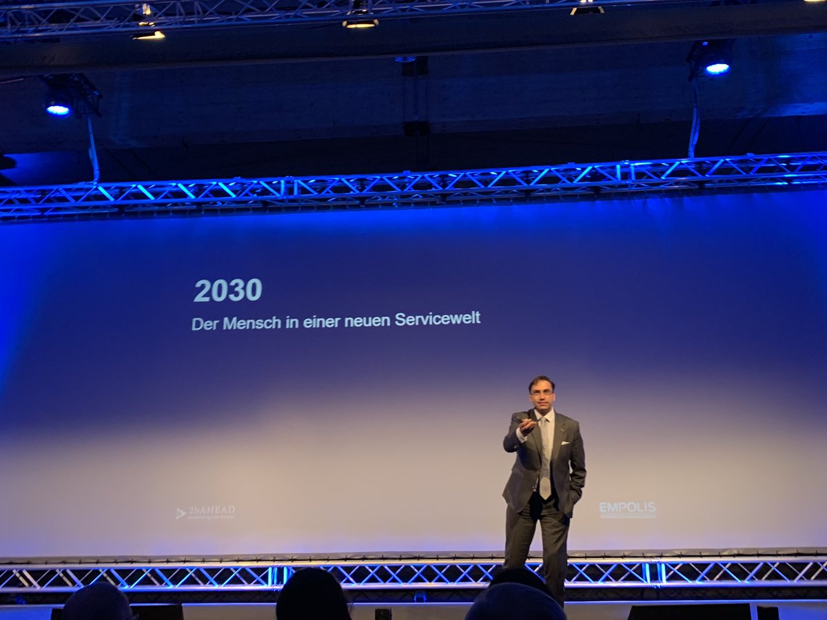 derstockmann's tweet photo. 2030- Der Mensch in einer neuen Servicewelt. @_rulebreaker_  Sven Gabor Janszky mit 90 min fulminanten Einsichten, Aussichten und Denkanstößen. #execforum19  @ccvev https://t.co/U16mAA6BUg