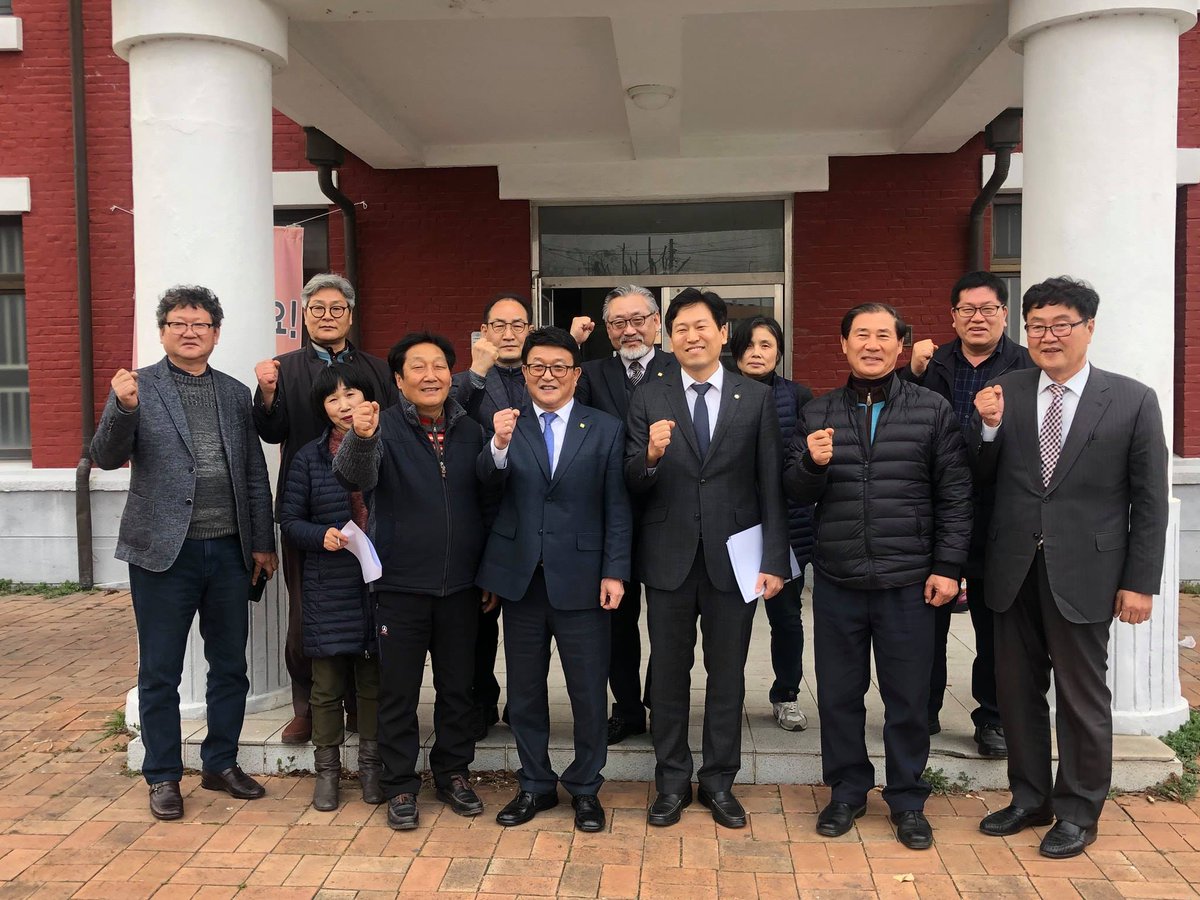 지난 토요일, 한국예총 나주지회 사무실을 찾아 김관선 회장님, 김승환 수석부회장님을 비롯한 각 협회 회장님들, 집행부와 함께 간담회를 가졌습니다. 
(원문)
페이스북 - facebook.com/nowjs
블로그 - blog.naver.com/nowjs21