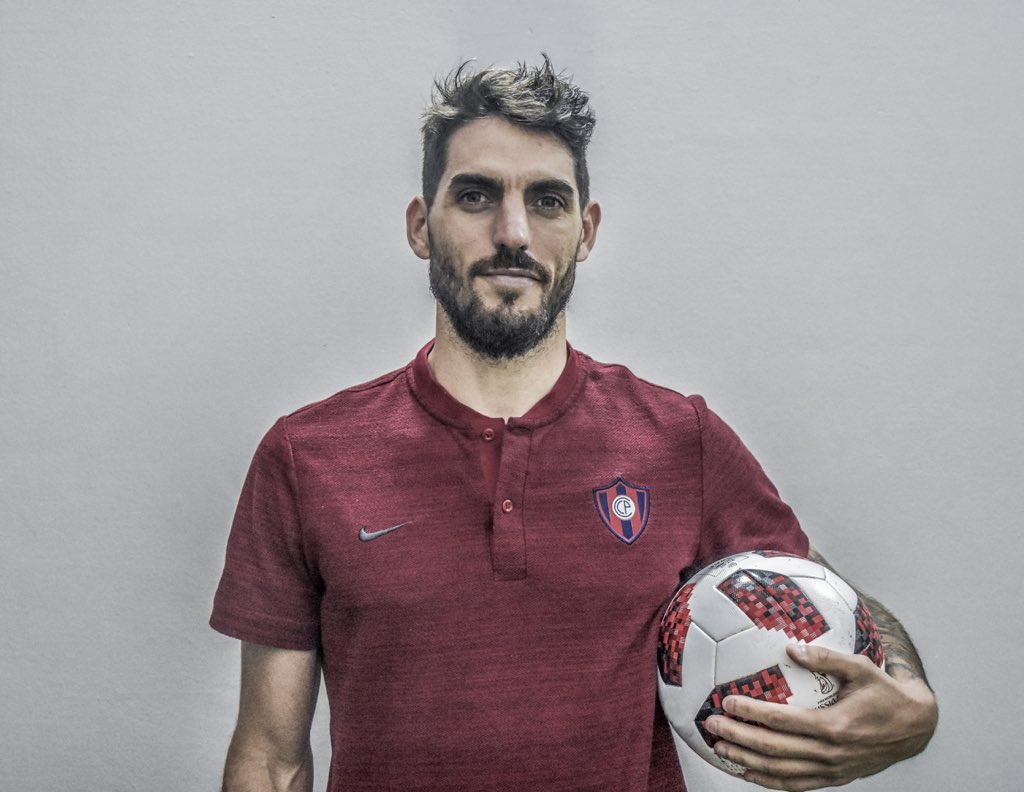 ¡Buen día pueblo azulgrana!

Este es Joaquín Larrivey vestido, por fin 🔥⚽️

Que tengan un buen inicio de jornada 💪

#LaVidaPorLosColores 🔵🔴