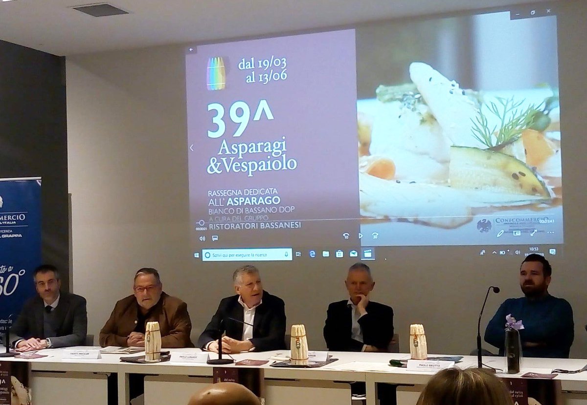BreganzeDoc's tweet photo. Si è appena conclusa la conferenza stampa che apre la 39^ rassegna Asparagi e Vespaiolo: tra gli scatti anche la tradizionale firma con l'asparago intinto nel Cabernet della Breganze DOC. https://t.co/WWA32NSs5R