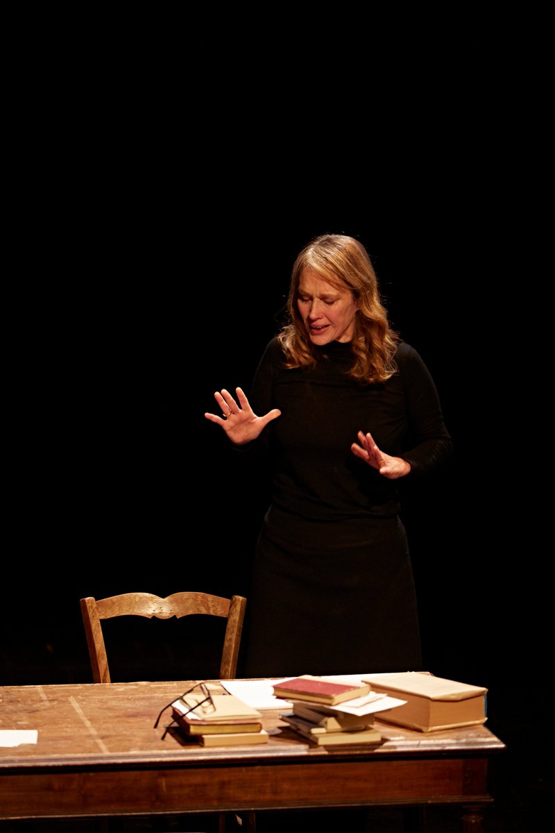 espacedesarts71's tweet photo. Ça commence ce soir aux @byDechargeurs ! L'autre fille, avec @BaslerMarianne sur un texte de #AnnieErnaux. #presse "Un monologue brillant. La performance est forte". Jean-Luc Jeener - Valeurs actuelles #théâtre https://t.co/bY6PWg5ghO
