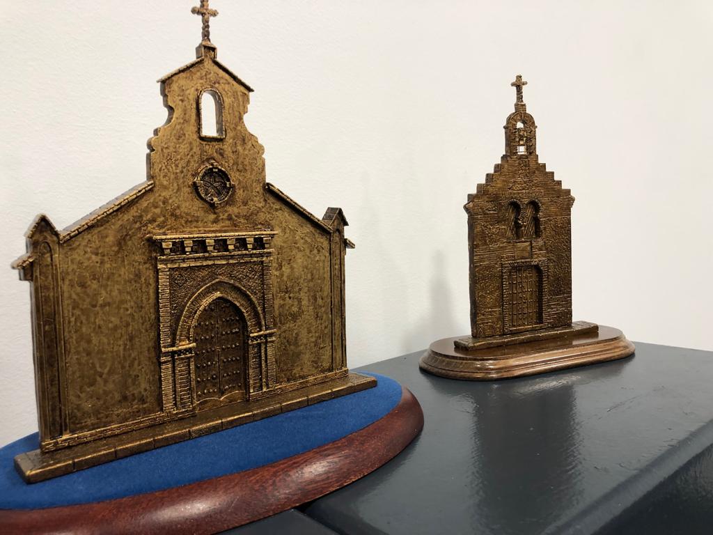 Y también con los trofeos que se entregan a las tres mejores carretas de nuestra tradicional Romería, y otros que reproducen las fachadas de la ermita de Cuarto y la Capilla de las Antiguas Escuelas del Ave María, todos obra de Orfebrería Juan Lozano (<a href="/JuanOrfebre/">juan lozano</a>)
