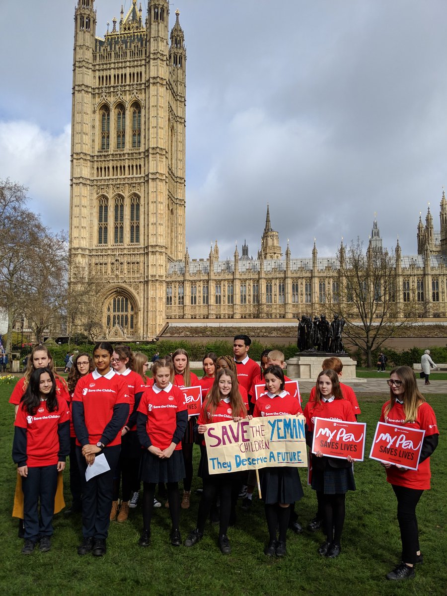 AnnaHufton's tweet photo. Amazing to see UK children standing up for their counterparts in Yemen #YemenCantWait #PowerofYourPen #wordsnotweapons https://t.co/6npitpsRfP