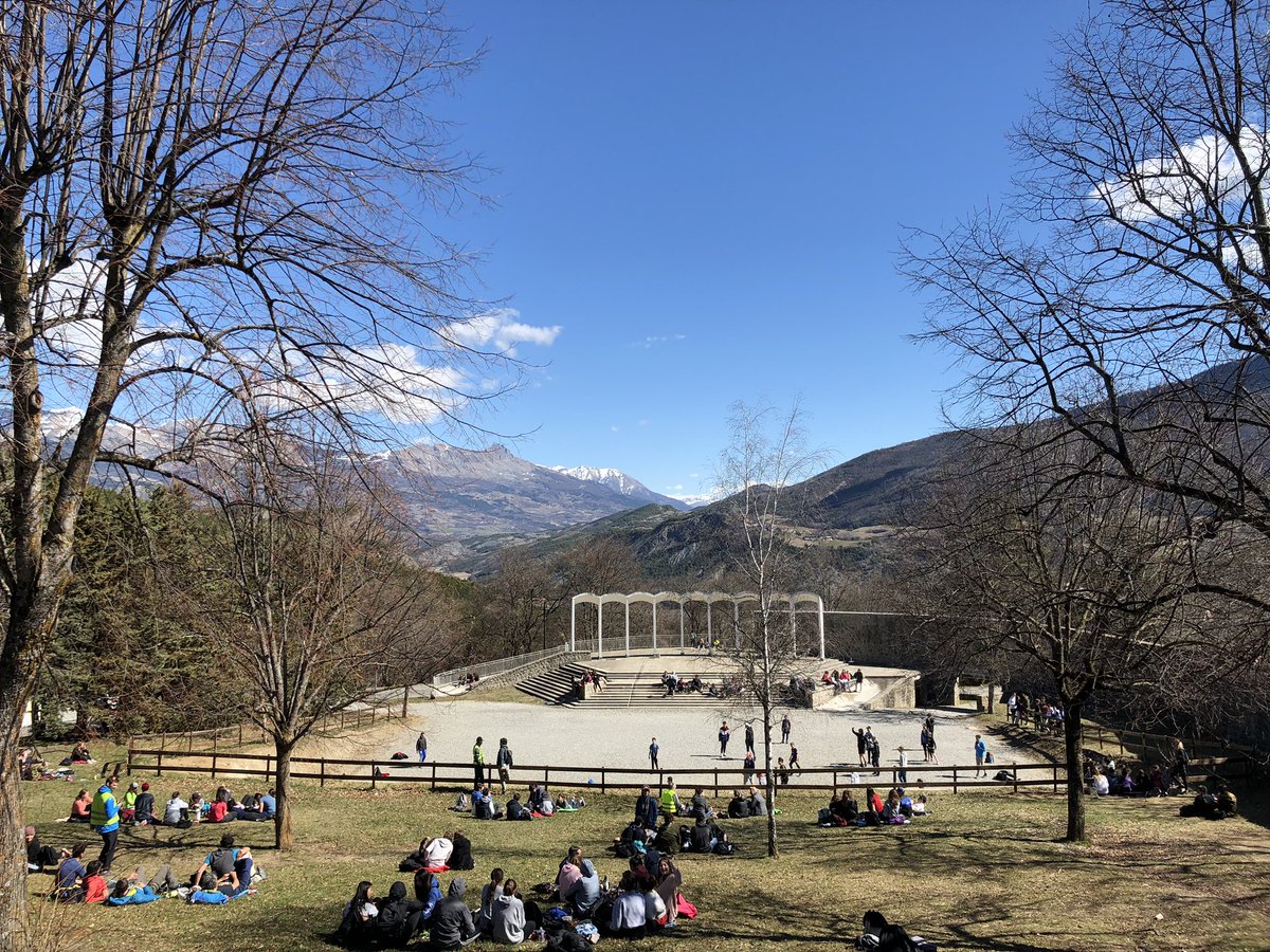 500 élèves sur les 800 ! Dispersés pour le pique-nique dans tout <a href="/NDduLaus/">Notre-Dame du Laus</a> Merci aux très nombreux parents et professeurs de St Jo de Gap.