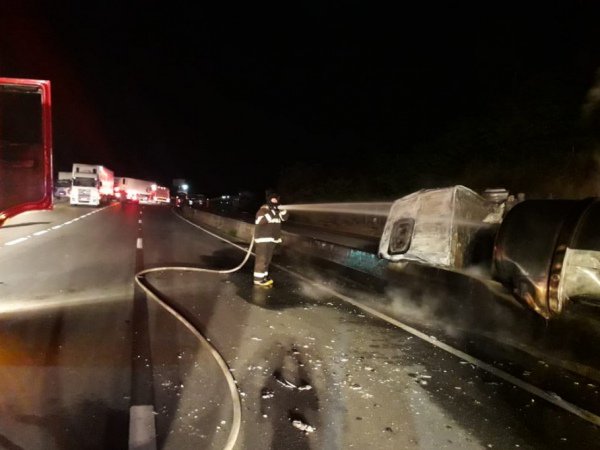 gazetaweb's tweet photo. Vídeo: Motorista morre após colisão entre carretas com produtos inflamáveis. Um dos veículos chegou a pegar fogo; Corpo de Bombeiros foi acionado à ocorrência. Saiba mais detalhes na Gazetaweb (link na bio). Foto: Ascom/CBM #motorista #colisão #acidentefatal #flexeiras #notícias https://t.co/XpLMeEh2VR