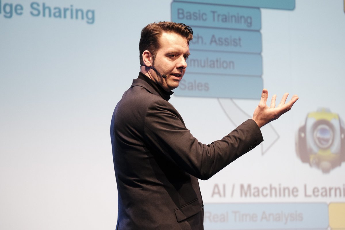 EmpolisSoftware's tweet photo. Johann Laurentius Cohut @MDT_Cohut im Festsaal der Bolle Festsäle: "The future of #AI in #Service - In fast jedem Unternehmen ist AI-Potenzial vorhanden, aber wie soll man es angehen, um Service gewinnbringend umzusetzen?"
#execforum19 https://t.co/Kc58Wa4TCf