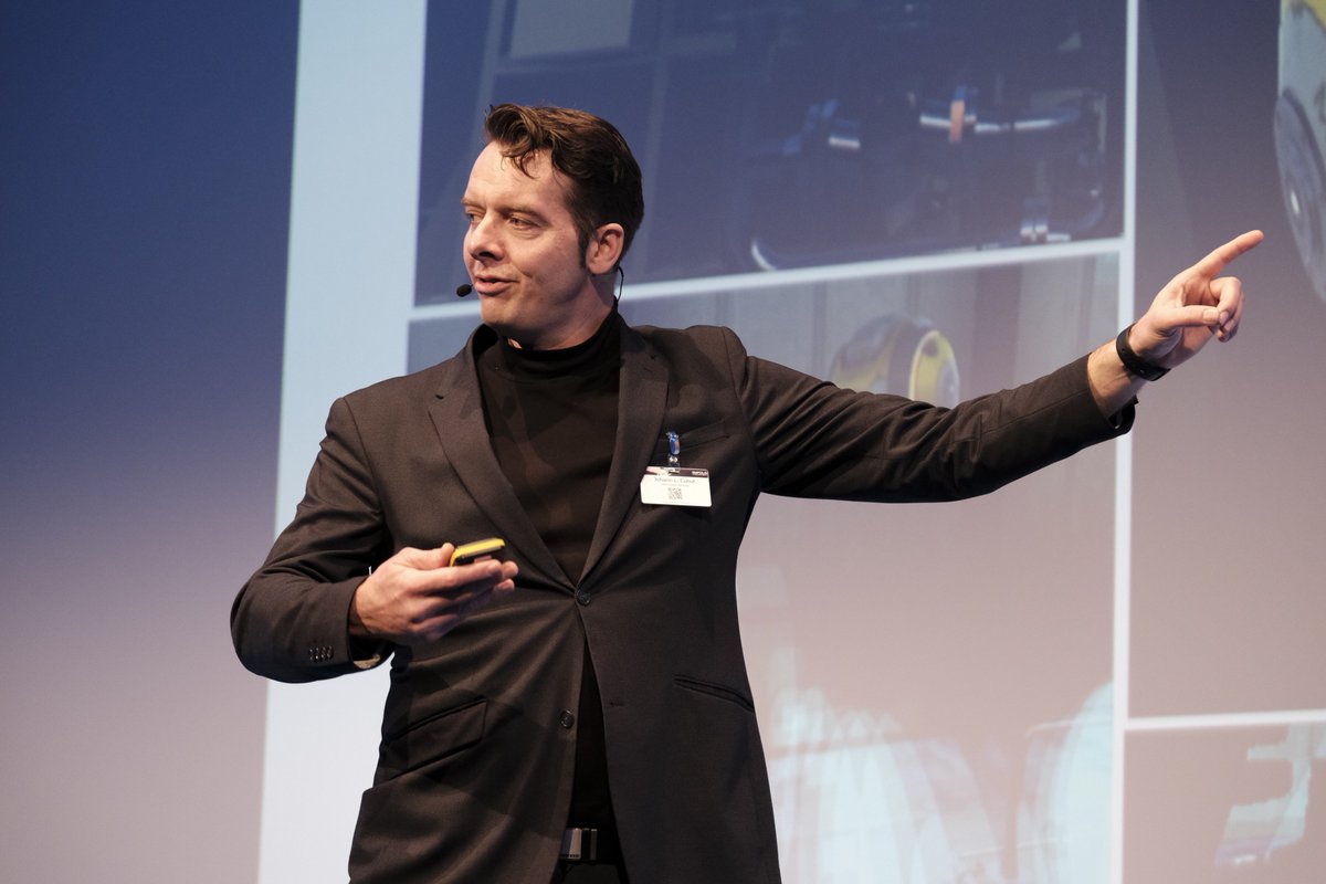 EmpolisSoftware's tweet photo. Johann Laurentius Cohut @MDT_Cohut im Festsaal der Bolle Festsäle: "The future of #AI in #Service - In fast jedem Unternehmen ist AI-Potenzial vorhanden, aber wie soll man es angehen, um Service gewinnbringend umzusetzen?"
#execforum19 https://t.co/Kc58Wa4TCf