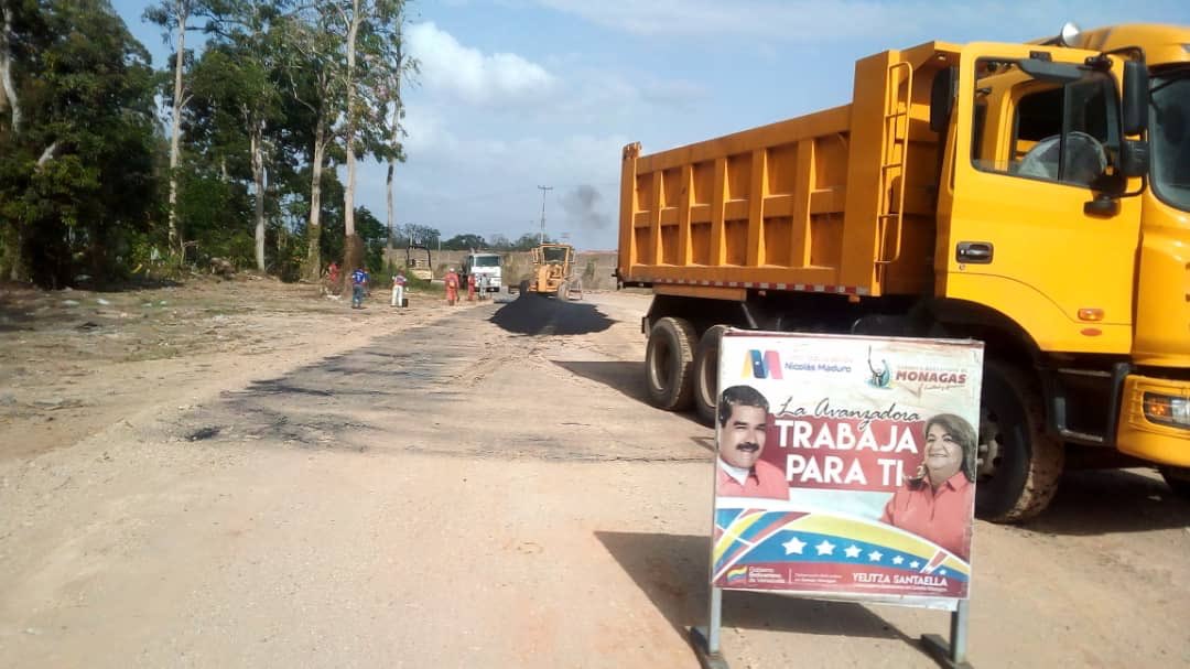 yelitzePSUV_'s tweet photo. #19Mar | Colocación de carpeta de nivelación en la Av Juana Ramírez La Avanzadora, obra que permitirá el desahogo de los habitantes de la Zona Norte de Maturín. https://t.co/IsoWGzz1EI