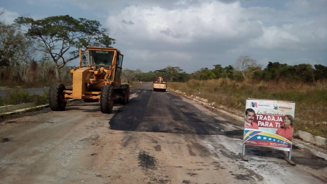yelitzePSUV_'s tweet photo. #19Mar | Colocación de carpeta de nivelación en la Av Juana Ramírez La Avanzadora, obra que permitirá el desahogo de los habitantes de la Zona Norte de Maturín. https://t.co/IsoWGzz1EI