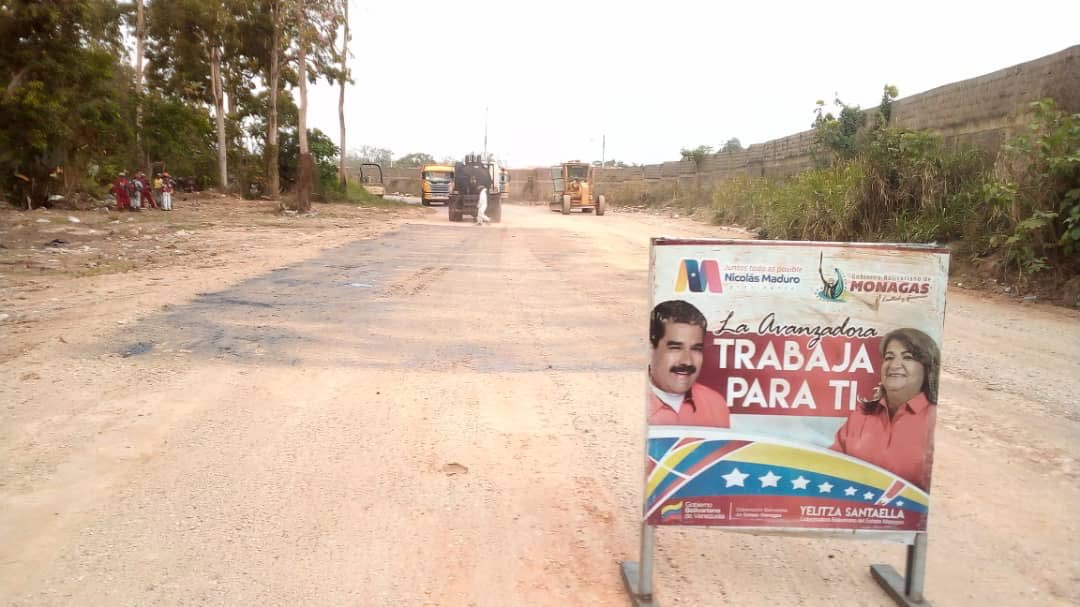 yelitzePSUV_'s tweet photo. #19Mar | Colocación de carpeta de nivelación en la Av Juana Ramírez La Avanzadora, obra que permitirá el desahogo de los habitantes de la Zona Norte de Maturín. https://t.co/IsoWGzz1EI
