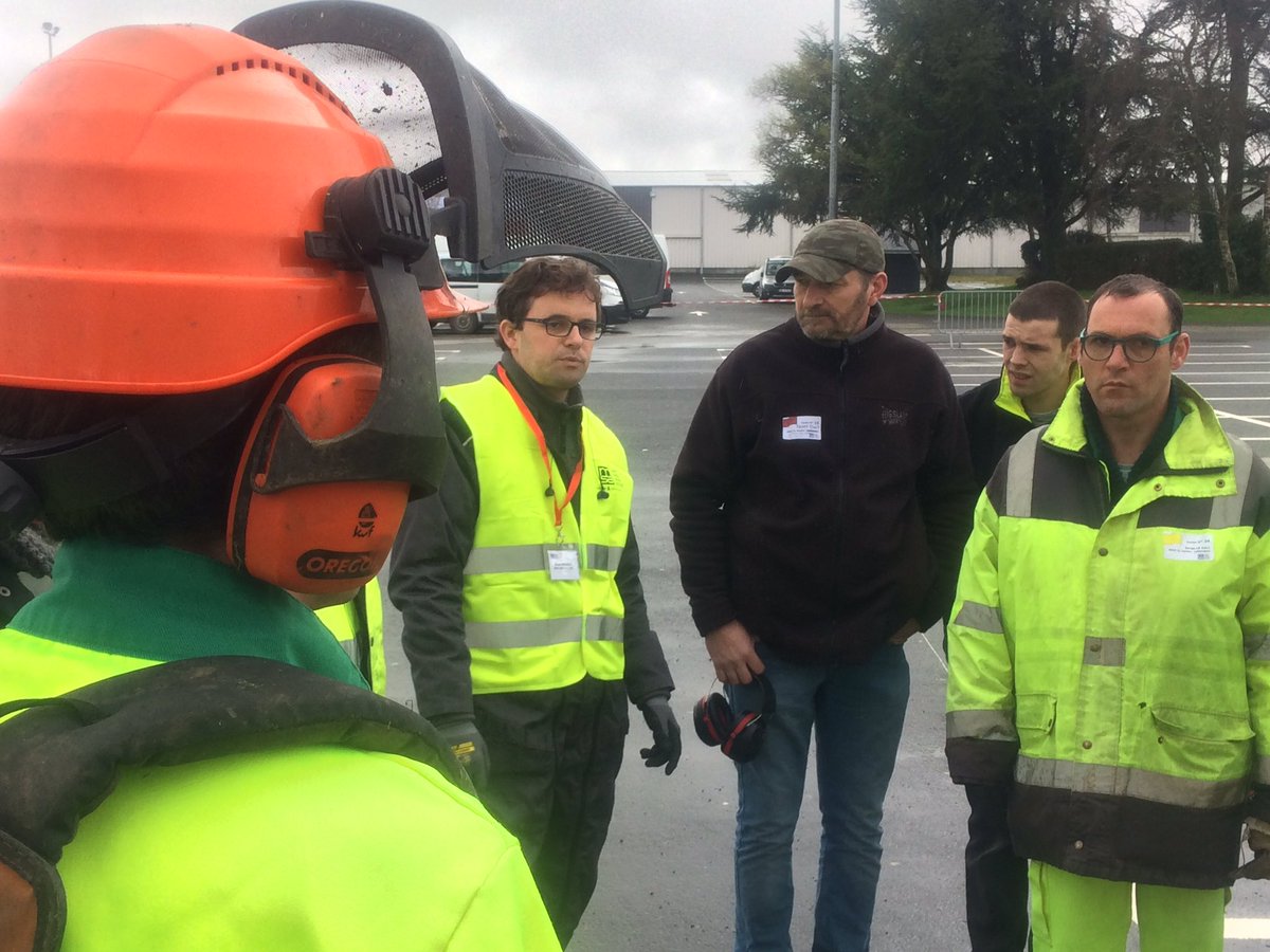lebimsa's tweet photo. #Morlaix #challengeEsat 250 travailleurs d'#ESAT du #Finistère et des #CotesdArmor prennent part aux ateliers #SecuriteRoutière #secourisme, port de charges, entretien #EspacesVerts... Pour avoir les bons gestes et travailler en sécurité #prévention https://t.co/lKZQ5LgA1a