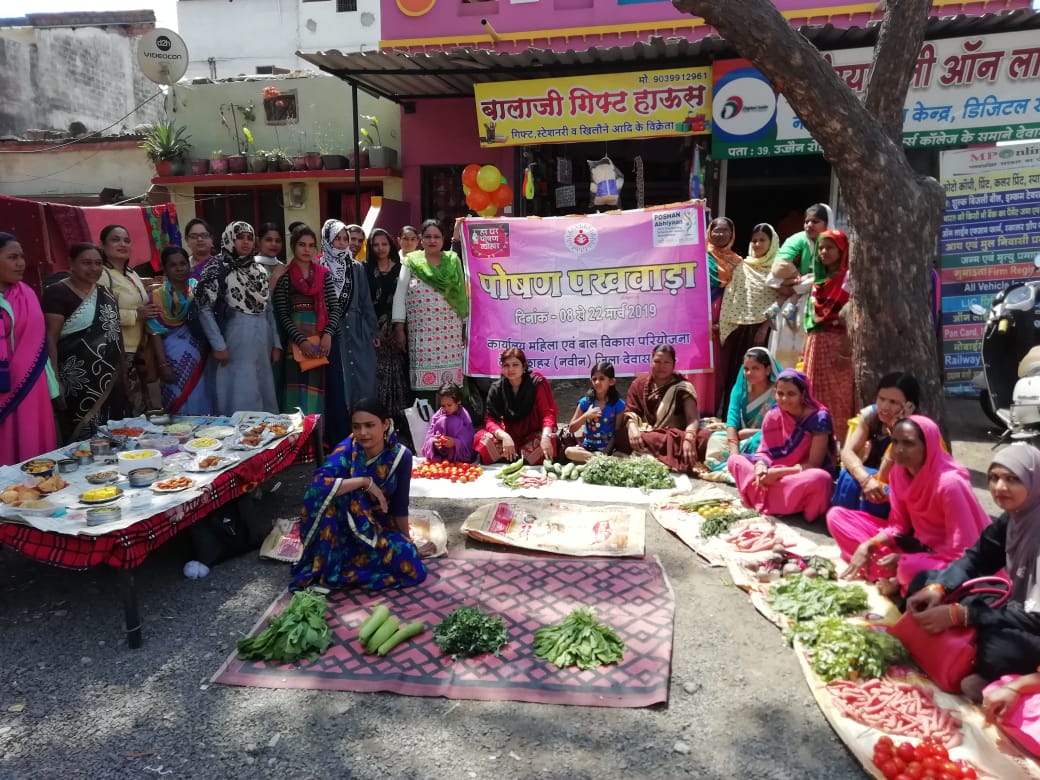 DDewas's tweet photo. The message of nutritious diet and hygiene was given in the local weekly market.
#MPPoshanPakhwada #PoshanPakhwada #POSHANAbhiyaan 
@mpwcdnnm @tini_tatatrusts @MinistryWCD https://t.co/rkuN7nnAHu