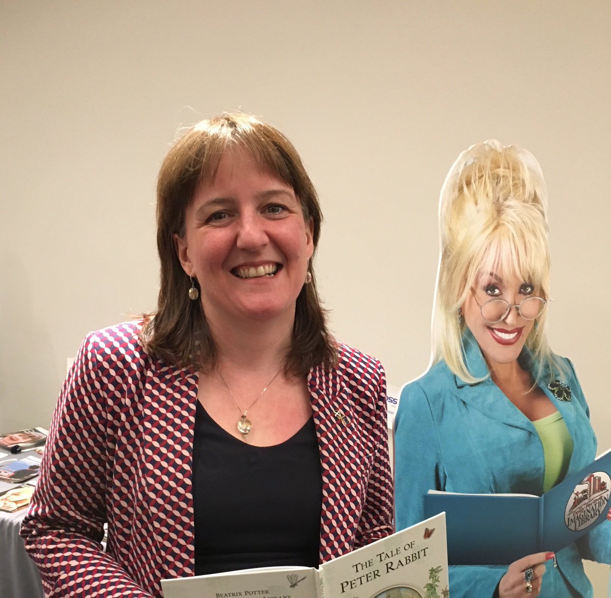 GilloolyMarion's tweet photo. Great to meet @MareeToddMSP at today’s @Bookbug_SBT conference @dollyslibrary #sharingbookbug https://t.co/kcDfqK1Knw