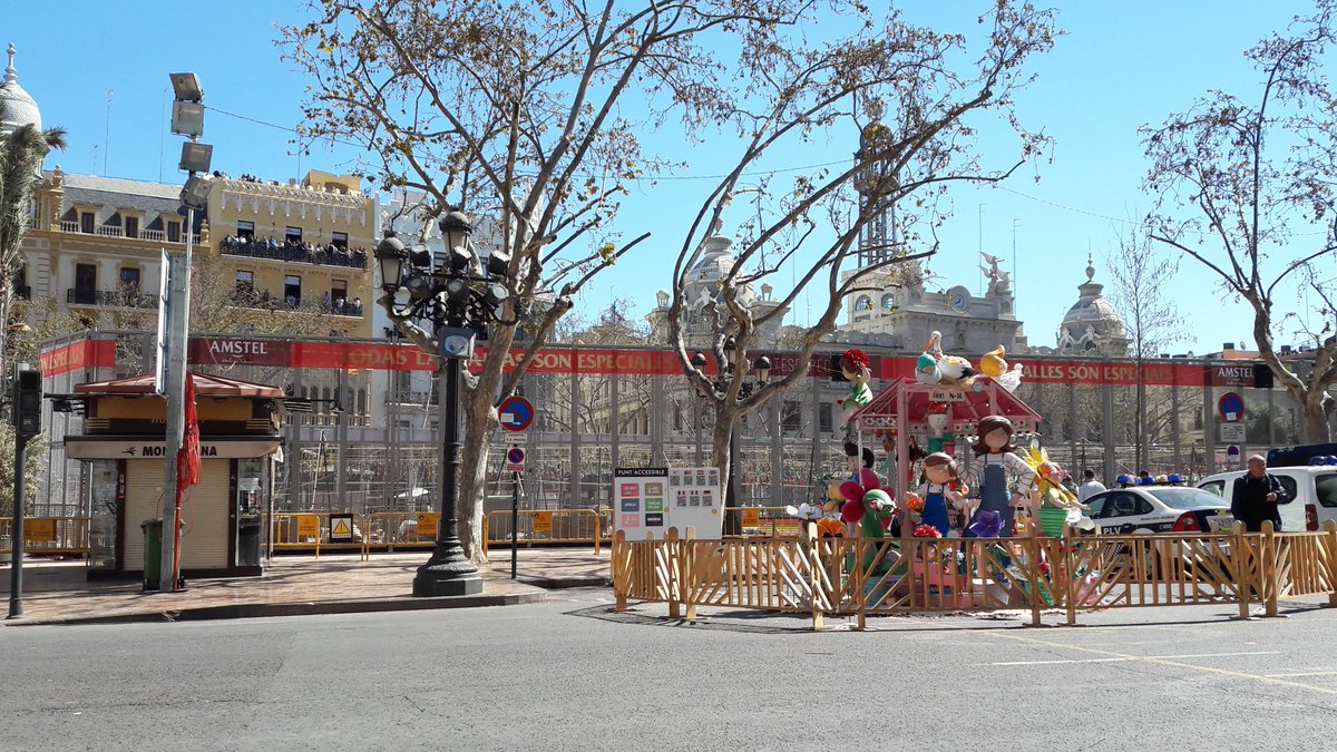 CWZwitser's tweet photo. Esperando la ultima mascleta de las fallas 2019 https://t.co/qT6NHJ55YG