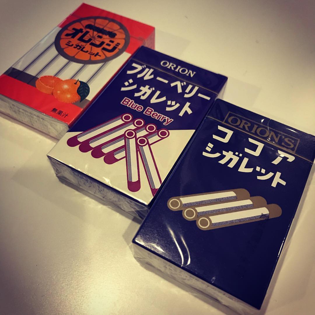 SHIKIBU_Automat's tweet photo. Japan's B-grade sweets‼️(9)
It's Japanese cheap sweets.

This time's...Cocoa-Cigarette(ココアシガレット)🚬‼️
This candy looks like a cigarette.
#Japan #Japanese #JapaneseFoods #LocalSweets #CheapSweets #CheapFood #CheapFoods #Sweets #Candy #Cocoa #Cigarette #Nicotiana #Cigar https://t.co/A9UkASXYOR