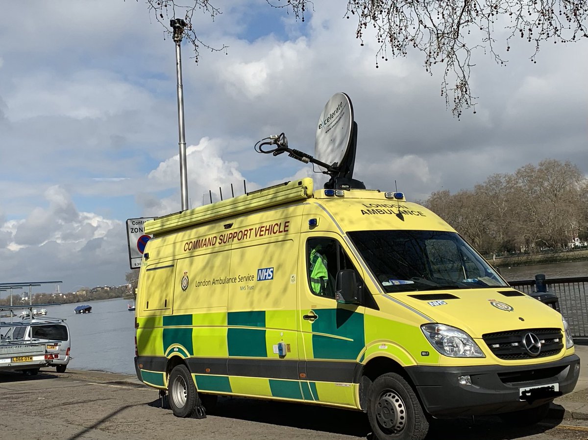 DabsLynch's tweet photo. Out on the @Ldn_Ambulance @LAS_TacAdvisor #YC34 today. Picked a nice place to set the vehicle up along the River Thames in Putney. And yes we are a safe distance away from the water and behind the railings π https://t.co/8zEBWVsXuj