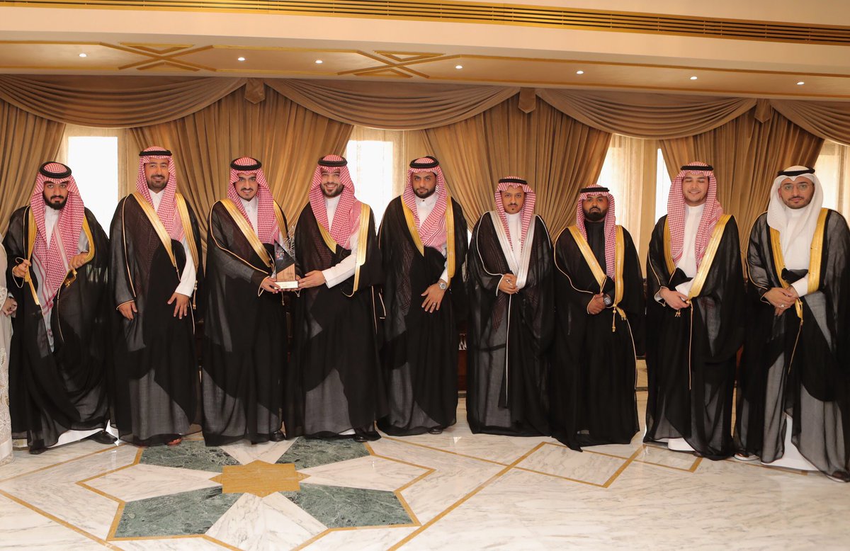 makkahregion's tweet photo. نائب أمير  مكة #بدر_بن_سلطان
يستقبل رئيس لجنة ريادة الأعمال بالغرفة
التجارية الصناعية بمكة سلطان أزهر
يرافقه عدد من أعضاء اللجنة
..تسلم سموه تقريراً عن نتائج وتوصيات
#ملتقى_صفقة2 الذي عقد في مكة مؤخراً
#إمارة_مكة https://t.co/T2c6qGvFMK