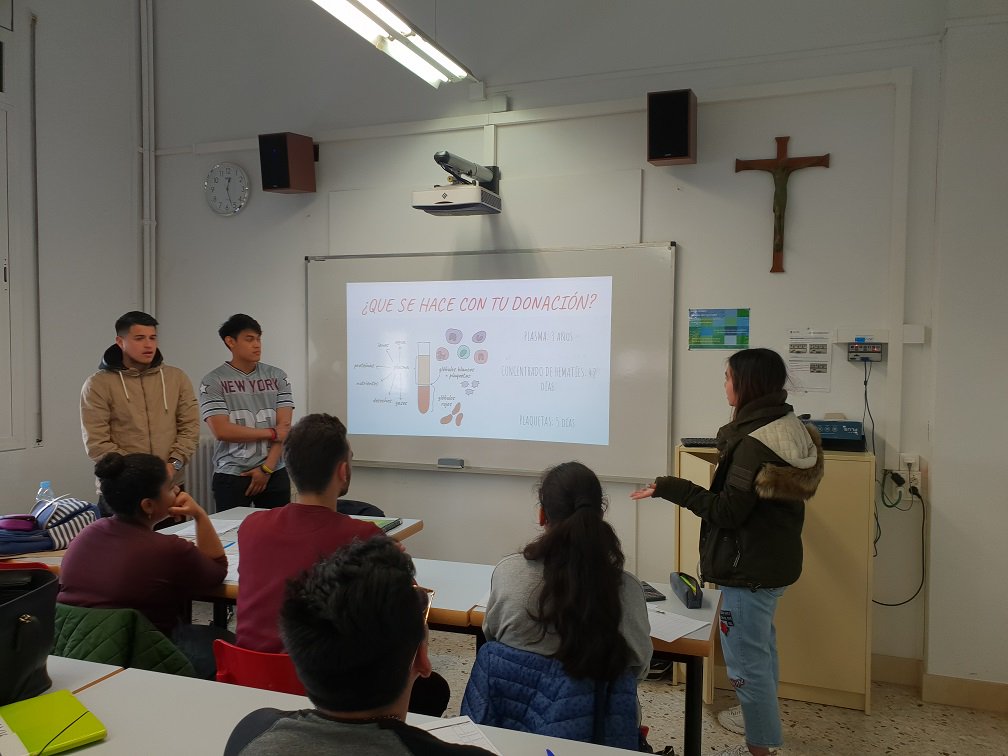 etpxavier's tweet photo. Hem iniciat la sensibilització a les aules dels grups de matí. Esperem que us animeu a donar i animeu a les vostres famílies i amics el pròxim 28 de Març! Gràcies per escoltar-nos!  #2nfarmaetpx
#donarsang #SALVAVIDAS  #INFORMA #MITOYVERDAD #SALUDPÚBLICA @donarsang https://t.co/sSk8en0Rpr