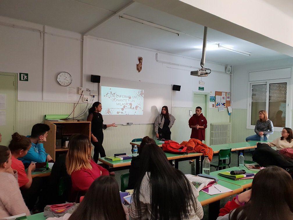 etpxavier's tweet photo. Hem iniciat la sensibilització a les aules dels grups de matí. Esperem que us animeu a donar i animeu a les vostres famílies i amics el pròxim 28 de Març! Gràcies per escoltar-nos!  #2nfarmaetpx
#donarsang #SALVAVIDAS  #INFORMA #MITOYVERDAD #SALUDPÚBLICA @donarsang https://t.co/sSk8en0Rpr