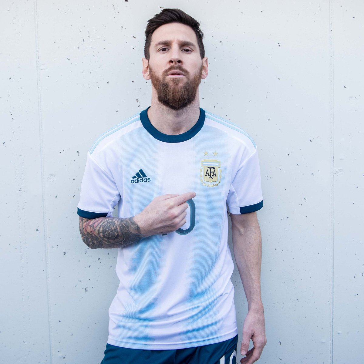 Lionel Messi presentó la camiseta que Argentina usará en Rusia 2018