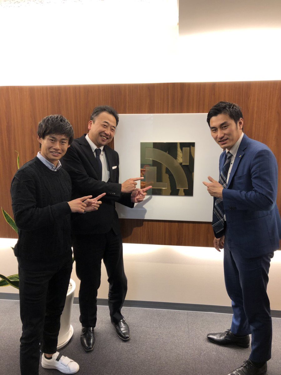_kohei_10's tweet photo. 久しぶりの投稿です〜♫
引退して丸2年！
まさかここで出逢うとは思わなかった(^^)
わざわざ東京まで来てくれてありがとう！！
これからスポンサーをさせていただきます！
お互い頑張ろう！
#J1
#松本山雅
#25番
#町田也真人選手
#スポンサー
#お互い頑張ろう https://t.co/LtAc17rI01