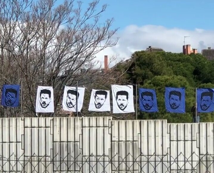 Rostro de Simeone en unas vallas.