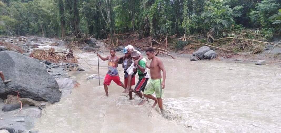 PrayForSentani's tweet photo. Curah hujan yg deras terus membasahi kota &amp; kab. jayapura, banyak masyarakat tdk tau harus kemana karna tempat pengungsian semakin penuh dan banjir longsor merata dihampir semua titik dikota jayapura 😢 #PrayForSentani #PrayForJayapura 🙏 https://t.co/1EVl4wrBlV