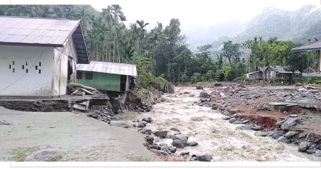 PrayForSentani's tweet photo. Curah hujan yg deras terus membasahi kota &amp; kab. jayapura, banyak masyarakat tdk tau harus kemana karna tempat pengungsian semakin penuh dan banjir longsor merata dihampir semua titik dikota jayapura 😢 #PrayForSentani #PrayForJayapura 🙏 https://t.co/1EVl4wrBlV