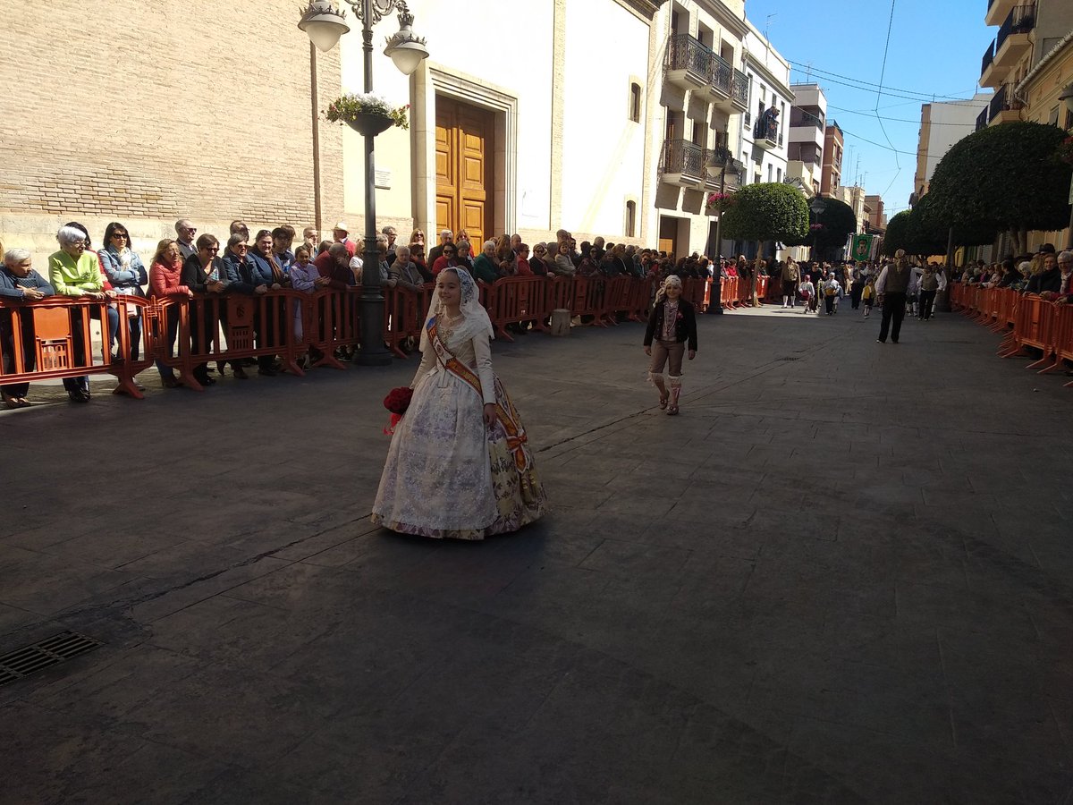 AjMislata's tweet photo. Les comissions falleres de #Mislata cómplices hui amb la #tradició de retre homenatge a la patrona de la ciutat, la Mare de Déu del Àngels, i a Sant Josep. #FallesMislata19 Falla Pl. La Moreria https://t.co/6tkwWqMA2e