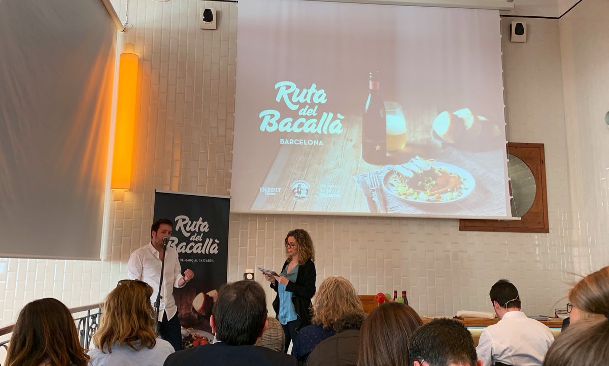MARIMORENAREST's tweet photo. Avui, a la presentació de la #RutadelBacallà mirant la foto del nostre plat a la portada de la guia de la Ruta. Us hi esperem a #MarimorenaBCN amb un suculent menú degustació de #bacallà. Del 28 de març al 14 d’abril. https://t.co/6Y1bpI4m9F