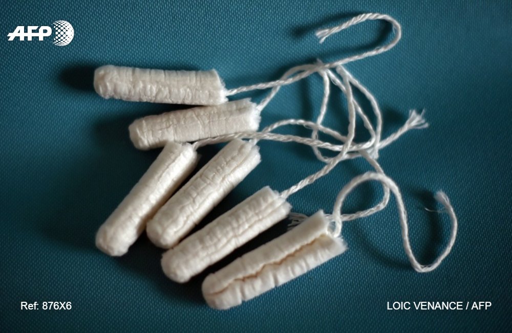 afpfr's tweet photo. Trois millions de français se privent de produits d'hygiène de base, et 1,7 million de femmes ne disposent pas de suffisamment de protections hygiéniques, selon un sondage conduit par l'Ifop pour l'association Dons Solidaires https://t.co/QjiCXOEXml #AFP https://t.co/zpmifPJDLH