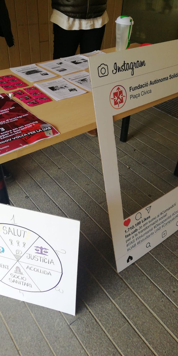 FAS_UAB's tweet photo. El #ComandoV de la @FAS_UAB ja us espera a la Plaça Cívica i a la Facultat de Lletres. #Voluntariat https://t.co/dhujOAq4PC