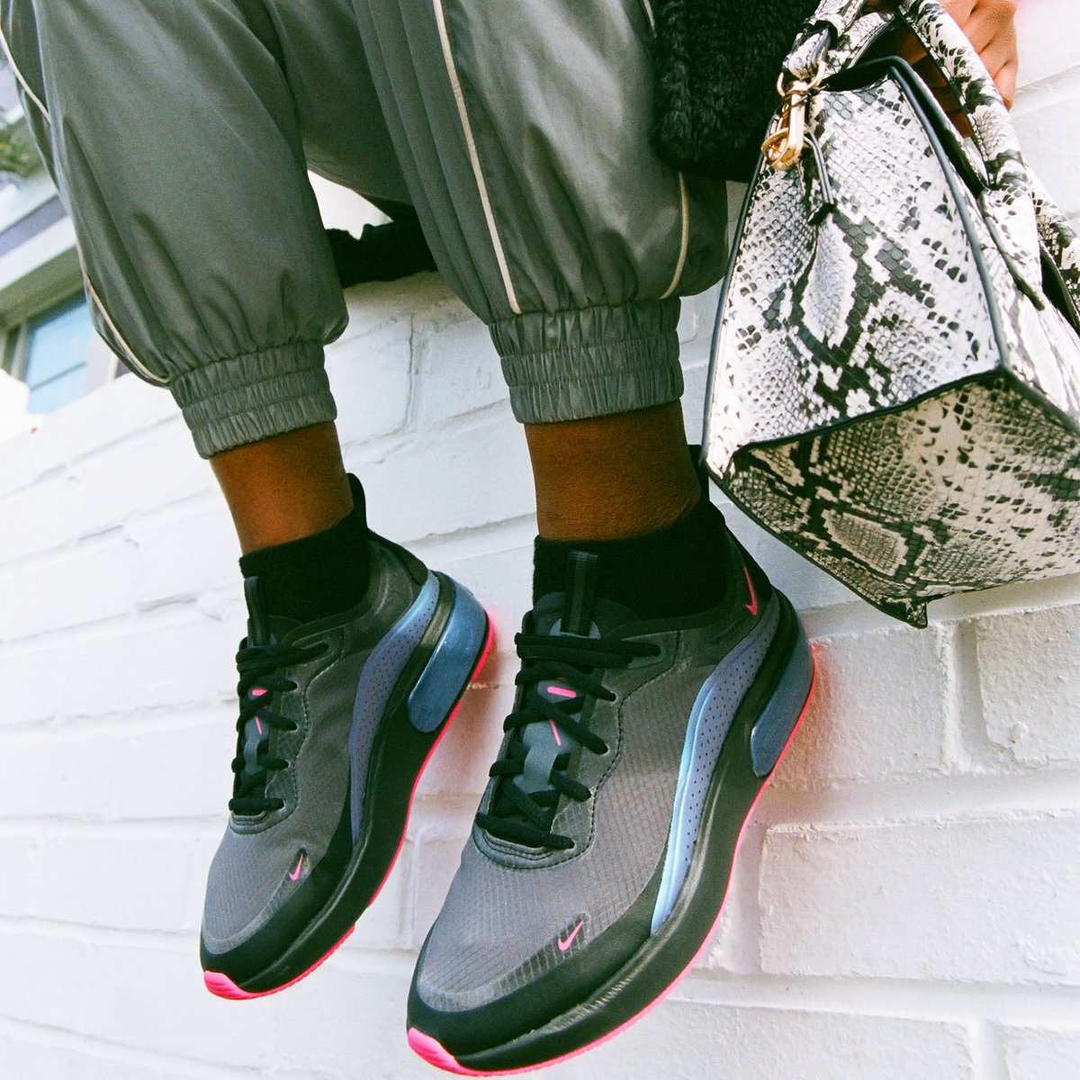OfficeShoes's tweet photo. Coming soon to @officeshoes! 😎🙌 @nike Throwback Future #throwbackfuture #nike #dia https://t.co/k2YyjwD5xL