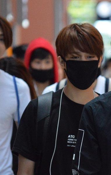 OP spotted SMROOKIES's Taeil at KIX Airport on 150725 with black mask and black tshirt too! Smrookies's taeil giving main vocalist vibe, right? ;_____;