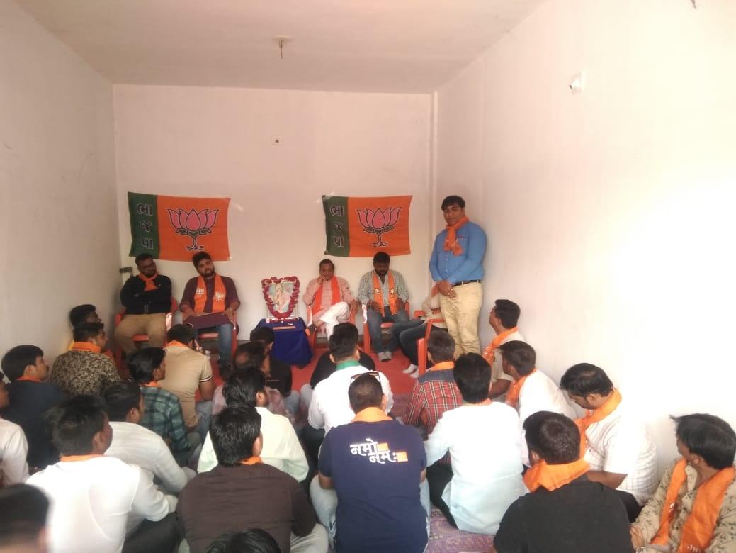 51DixitDAVE's tweet photo. #chotta udepur Lokshbha itsm team mitting. https://t.co/LBneiBPro0