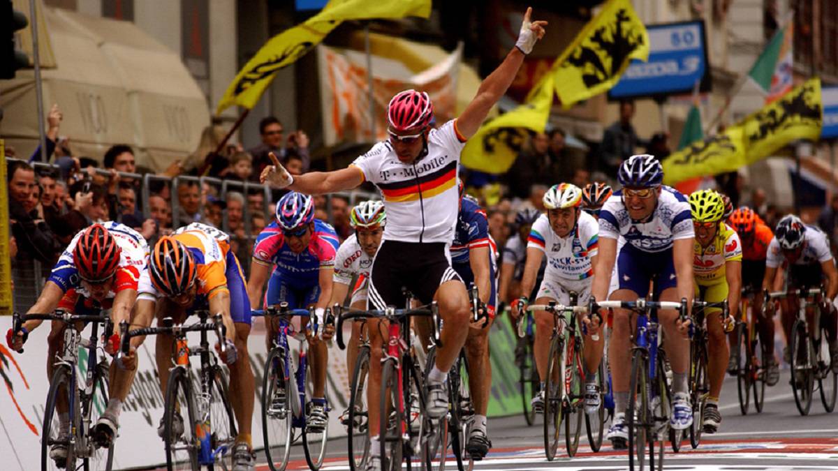 nico_vanlooy's tweet photo. Hoy se cumplen 15 años de esta imagen. Primer triunfo de Freire en la #MSR ante un confiado y atónito Erik Zabel. 15 años y lo sigo recordando como si fuera ayer https://t.co/bsI5CLsHEg