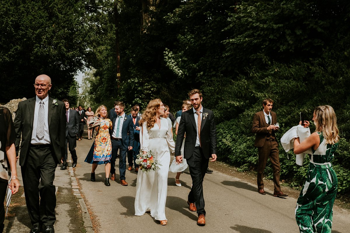Vintage loving brides will adore the 1940s inpsired styling in this gorgeous barn wedding>bit.ly/2UKfRUq